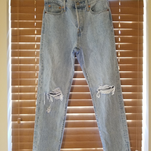Levi’s Wedgie Straight Ankle Distressed Jeans - Picture 3 of 12